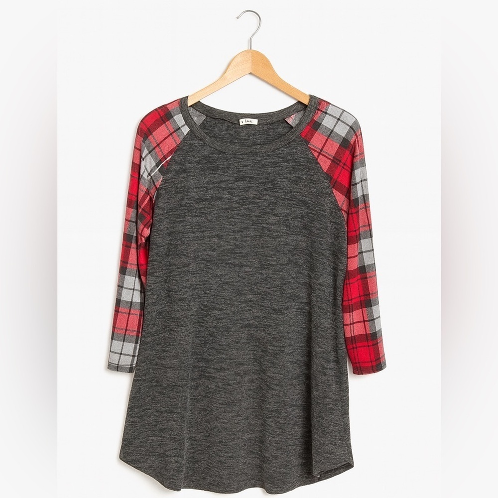 Egy Women’s size medium gray and red plaid long sleeved tunic dress.